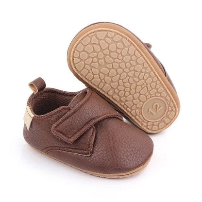 Chaussures bébés en cuir à scratch