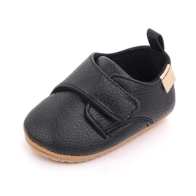 Chaussures bébés en cuir noir à scratch