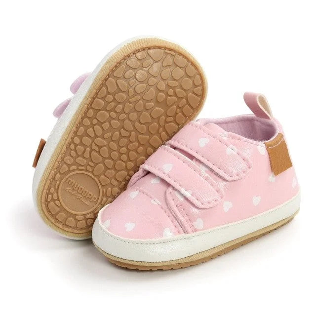 Chaussures en cuir premier pas bébé coloris rose et petit coeur