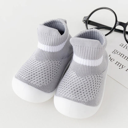 Premières chaussures bébé de couleur grise